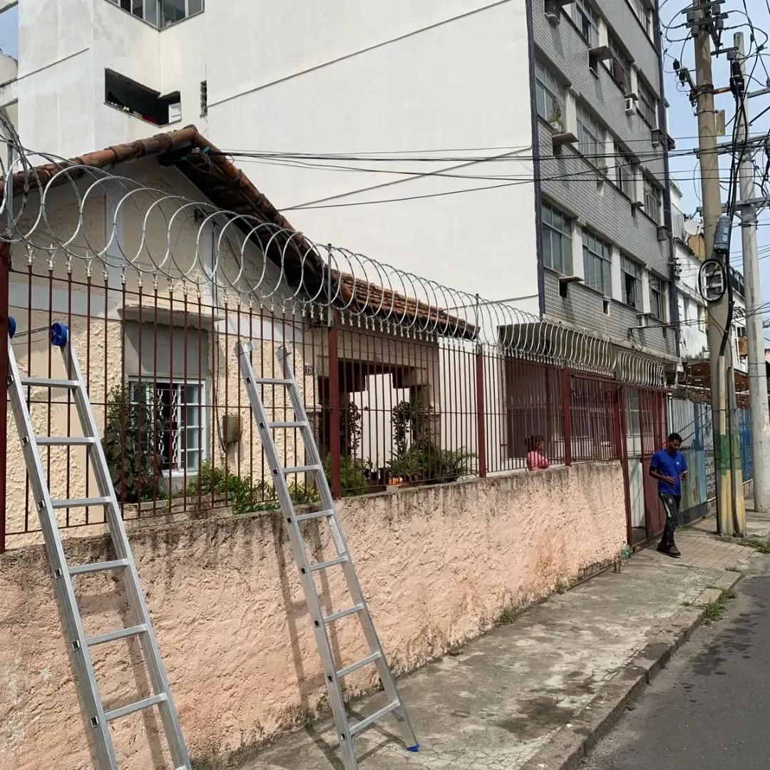 Equipe da Proteja Já instalando concertina no Rio de Janeiro