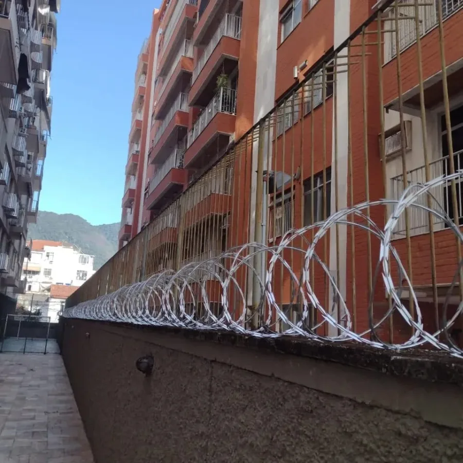 Concertina dupla clipada instalada em muro no Rio de Janeiro