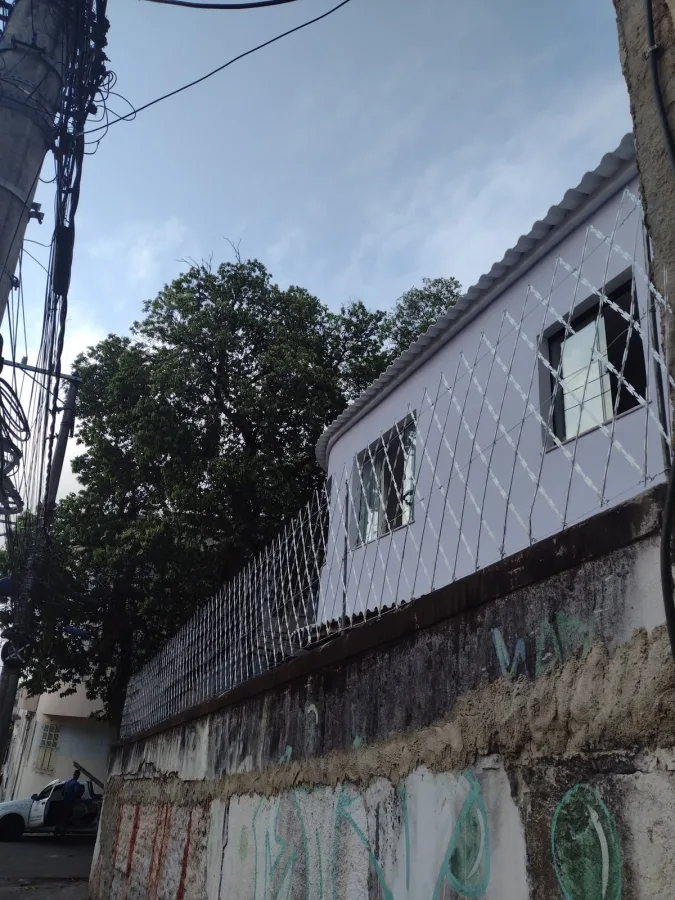 Rede laminada instalada em muro no Rio de Janeiro